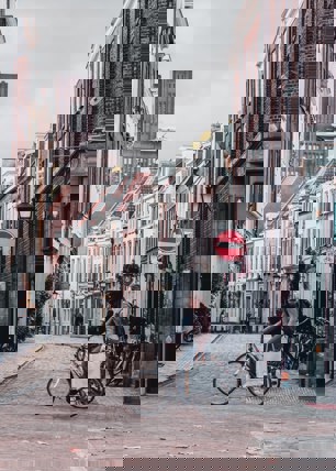 Foto van een meisje dat Utrecht langs de smeestraat fietst.