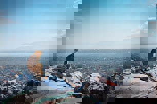 Foto van een aap die uitkijkt over Kathmandu valley